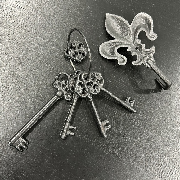 Vintage Decorative Iron Key Set with Fleur-De-Lis Hook - Picture 5 of 5
